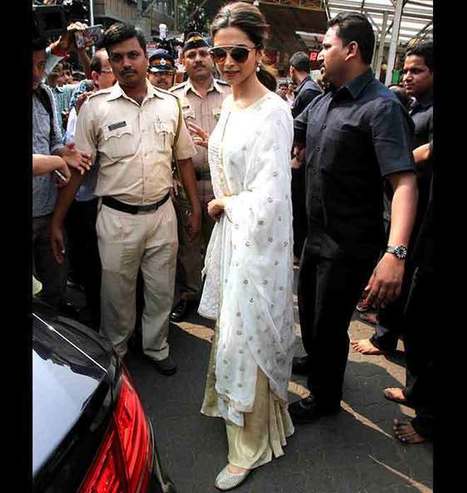 Deepika Padukone Taking Blessings Before The Release Of Tamasha, In White Suit | Celebrity Fashion Trends | Scoop.it