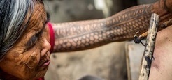TV5MONDE : Whang Od, tatoueuse indonésienne jusqu'à son dernier souffle | Gender and art | Scoop.it
