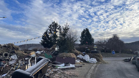 Col&egrave;re des agriculteurs&nbsp;: le dernier de point de blocage lev&eacute; dans les Hautes-Pyr&eacute;n&eacute;es, mais qui va nettoyer les tonnes de d&eacute;chets&nbsp;? | Accueil | Scoop.it