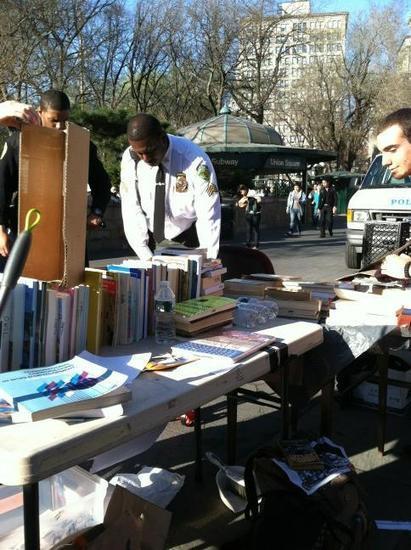 Occupons Wall Street : la bibliothèque détruite par les forces de l'ordre | Indignations & GLOBAL(R)EVOLUTION | Scoop.it