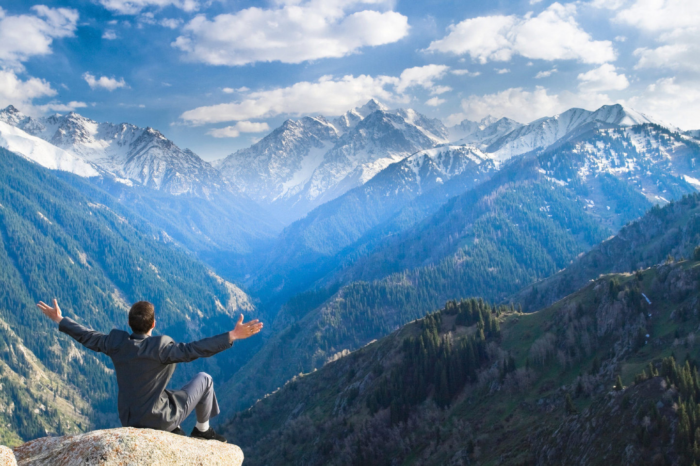 At the top. Счастливые люди в горах. Радостный человек на горе. Счастливый мужчина в горах. Радостный человек на вершине горы.