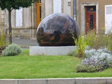 Rond-point globe | Landart, art environnemental | Scoop.it