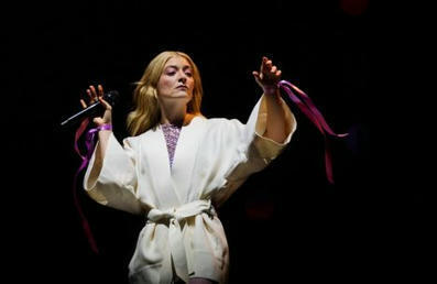 Lorde julkaisi kuvan, jossa näkyy naisen lähes paljas alapää – valinta herättää ristiriitaa somessa | 1Uutiset - Lukemisen tähden | Scoop.it