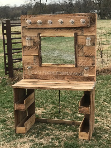 Rustic Lit Pallet Makeup Vanity | 1001 Pallets ideas ! | Scoop.it