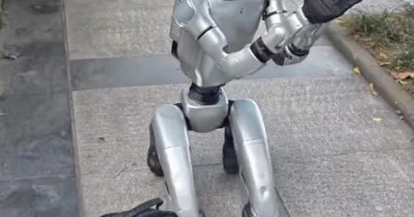 ROBOT HUMANOIDE : En Chine, un robot mis en sc&egrave;ne en train de mendier aupr&egrave;s des passants | ROBOTS ET HUMANO&Iuml;DES | Scoop.it