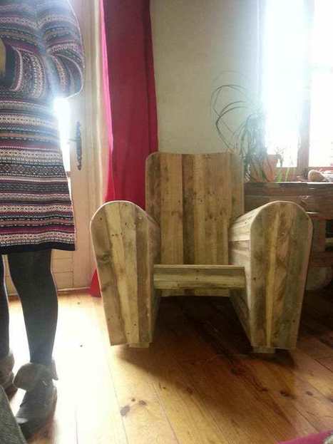 Fauteuil Club R&eacute;alis&eacute; Avec Des Palettes Recycl&eacute;es / Pallets Club Chair | 1001 Pallets ideas ! | Scoop.it