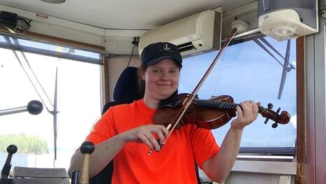 Viulunsoittaja lautalla &ndash; Tiina Jokela hy&ouml;dynt&auml;&auml; kes&auml;ty&ouml;ns&auml; luppoajat viulunsoittoa opetellen | 1Ei lakastunut lehti | Scoop.it