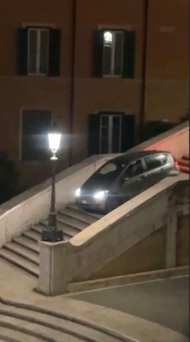 Man körde bil nedför Spanska trappan i Rom | 1Uutiset - Lukemisen tähden | Scoop.it