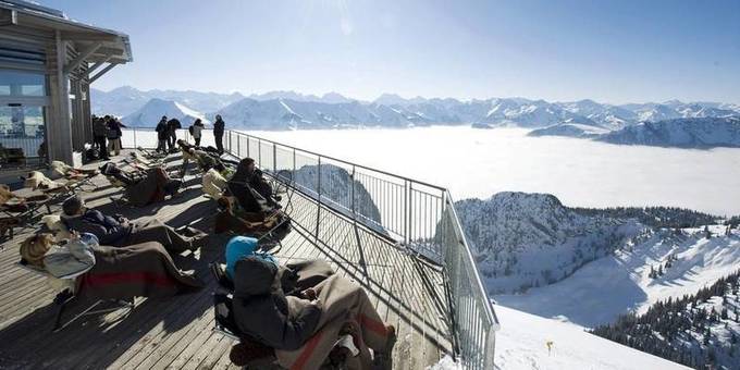 Réputées coûteuses, les Alpes suisses s'essaient au ski 