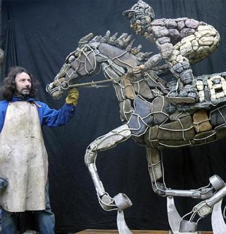 Le sculpteur liégeois Gilles Falisse au Royal Ascot en juin, avec sa réalisation d’Estimate, le cheval de la reine Elizabeth II | Salon du Cheval | Scoop.it