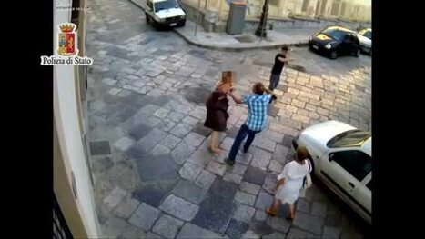 Un p&egrave;re et son fils tentent d'arracher son sac &agrave; une touriste.Fail! | Trollface , meme et humour 2.0 | Scoop.it