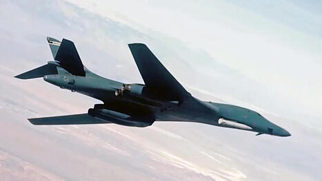 B-1B Seen Carrying ARRW Hypersonic Missile For The First Time | DEFENSE NEWS | Scoop.it