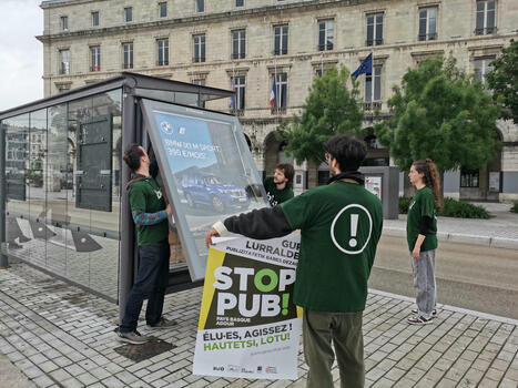 Bayonne offre l’espace public aux publicités climaticides ? Bizi! les retire – | BABinfo Pays Basque | Scoop.it