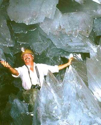 Crystal Cave of the Giants - The Largest Salt Crystals on Earth | Amazing Science | Scoop.it