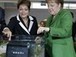 Dilma e Merkel mergulham tablet à prova d'água em aquário na CeBIT | Inovação Educacional | Scoop.it