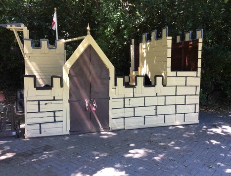 Terrific Pallet Wood Castle Will Make Kids Smile! | 1001 Pallets ideas ! | Scoop.it