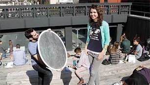 Light Up Your Outdoor Videos with a Portable Bounce: Video 101 | Online Video Publishing | Scoop.it