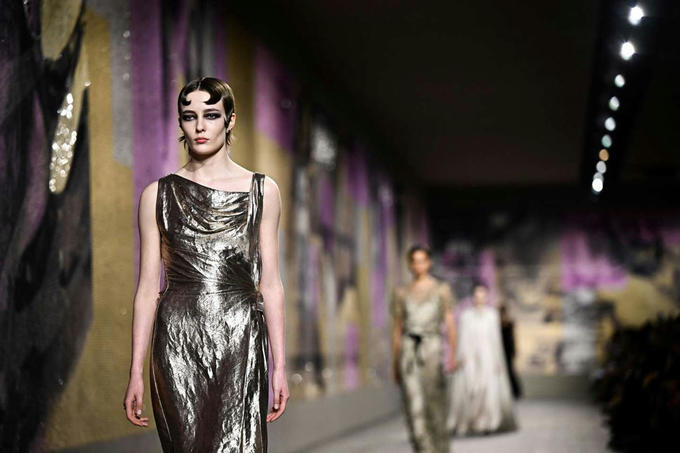 Fashion week  Paris la haute couture sur le fond et dans les formes