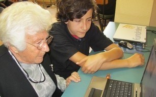 Los niños enseñan TIC a los mayores dentro de un programa europeo » Dependencia Social Media | EduTIC | Scoop.it