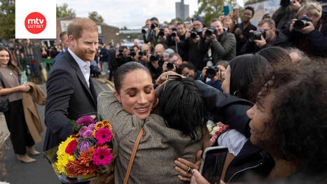 Prinssi Harry ja herttuatar Meghan astelivat takaisin valokeilaan kuninkaallisten elkein: "Hienoa olla taas t&auml;&auml;ll&auml;" | A1Uutiset | Scoop.it