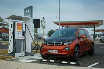 Les premi&egrave;res bornes de recharge &eacute;lectrique apparaissent sur les autoroutes | rev3 - la 3&egrave;me r&eacute;volution industrielle en Hauts-de-France | Scoop.it