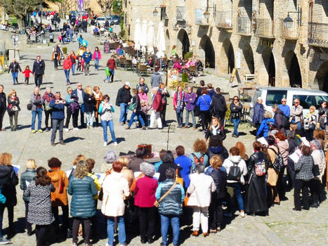 Sobrarbe canta por la paz en la plaza Mayor de Aínsa  | Vallées d'Aure & Louron - Pyrénées | Scoop.it