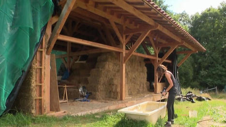 Innovation : en Dordogne, un couple construit entièrement sa maison en bois en en paille | Build Green, pour un habitat écologique | Scoop.it