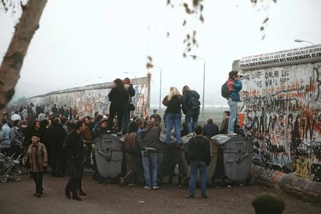 History of the Berlin Wall and its fall visualized with videos and images - rbb | IB and IGCSE: Cold War | Scoop.it