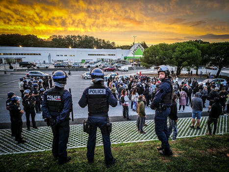 En images. « Bloquons tout » le 10 septembre : des manifestants à Bayonne et Anglet, pas de grosses perturbations | BABinfo Pays Basque | Scoop.it