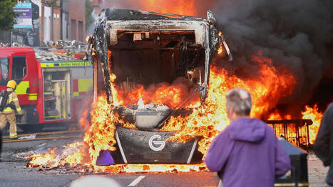 Belfast: Brennende H&auml;user und Fahrzeuge nach Messerattacke - Politik - SZ.de | Kompass-Aktuell | Scoop.it