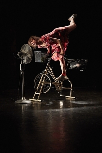 Plus grand que moi &ndash; solo anatomique, texte et mise en sc&egrave;ne de Nathalie Fillion | Revue de presse th&eacute;&acirc;tre | Scoop.it