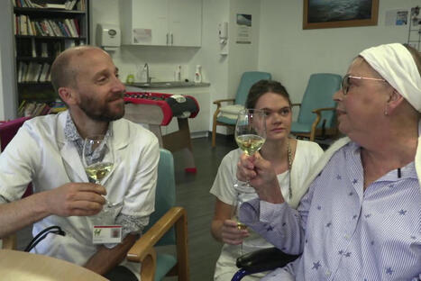 Ses patients l'appellent "Docteur Champagne", il soigne en palliatif en partageant un verre pour démédicaliser la fin de vie | Fin de vie et Soins palliatifs | Scoop.it