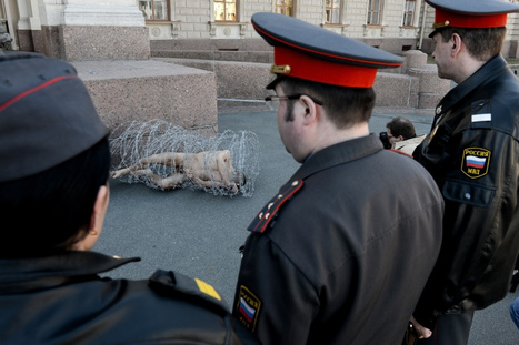 L’artiste russe qui « désarme » les policiers de Poutine | Meilleure revue de presse de l'univers connu | Scoop.it