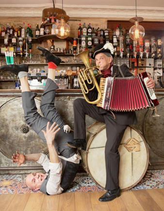 •Avignon 2021• Mister Tambourine Man, deux clowns célestes en quête d'humanité | Revue de presse théâtre | Scoop.it