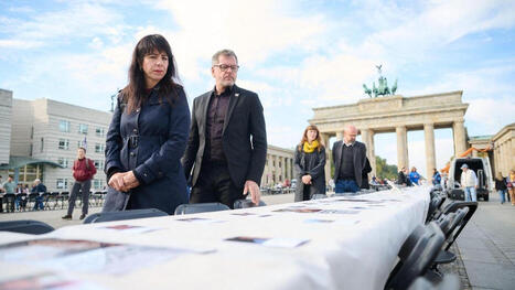 Gedenken am 7. Oktober in Berlin: Spitzen von Gr&uuml;nen, Linken und SPD besuchen Installation am Brandenburger Tor | Kompass-Aktuell | Scoop.it