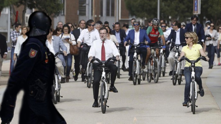 Mariano Rajoy, atacado por los antidisturbios mientras rodeaba el Congreso en bicicleta en pleno acto electoral | Partido Popular, una visión crítica | Scoop.it