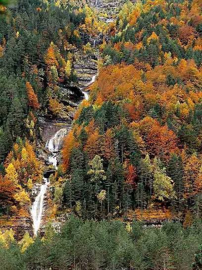 Vallée de Pineta haute en couleurs le 21 octobre 2013 - Refugio de Pineta's Photos  | Facebook | Vallées d'Aure & Louron - Pyrénées | Scoop.it