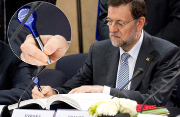 Mariano Rajoy firma un acuerdo internacional con un bolígrafo de propaganda | Partido Popular, una visión crítica | Scoop.it