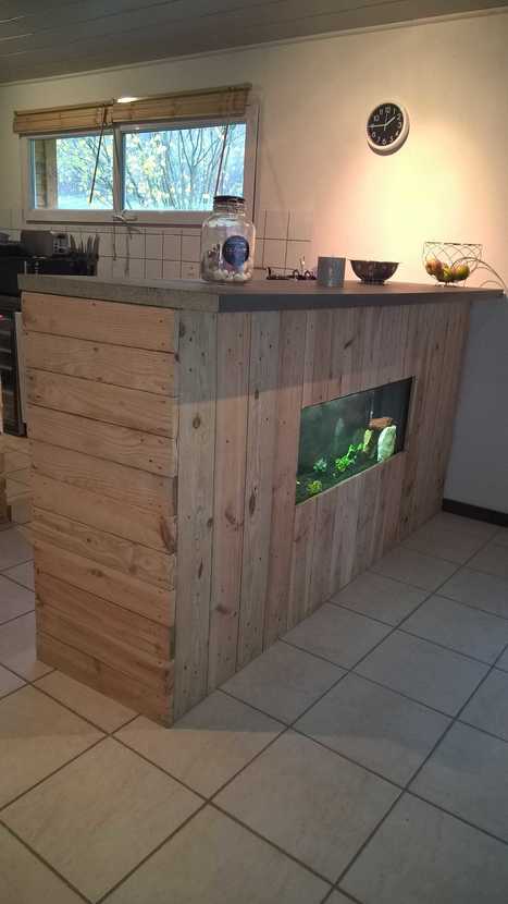 Pallet Bar With Integrated Aquarium Wax C