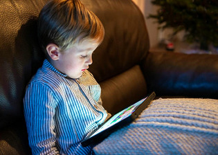"Les parents diplômés se distinguent par une stratégie éducative de maintien des écrans à distance" | Une semaine d'actu - Newsletter de veille de l'AURH | Scoop.it