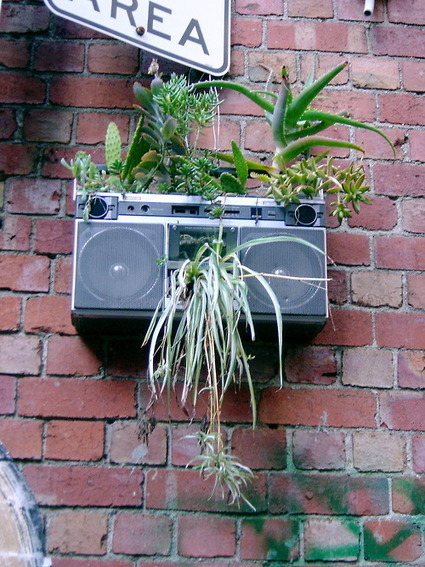 Old stereo planter | 1001 Gardens | 1001 Gardens ideas ! | Scoop.it