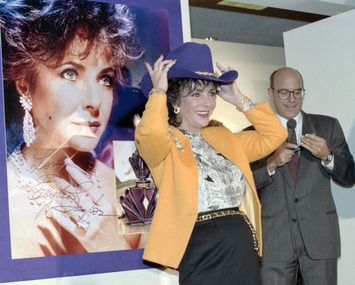Elizabeth Taylor with purple cowboy hat at Neiman Marcus store, Dallas | A Marketing Mix | Scoop.it