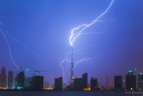 Perfect Timing: Photog Captures Lightning Striking the Tallest Building on Earth @ Weeder | Mobile Photography | Scoop.it