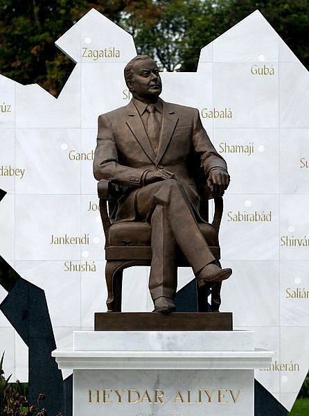Mexicans cart away statue of late Azerbaijan leader | Intervalles | Scoop.it