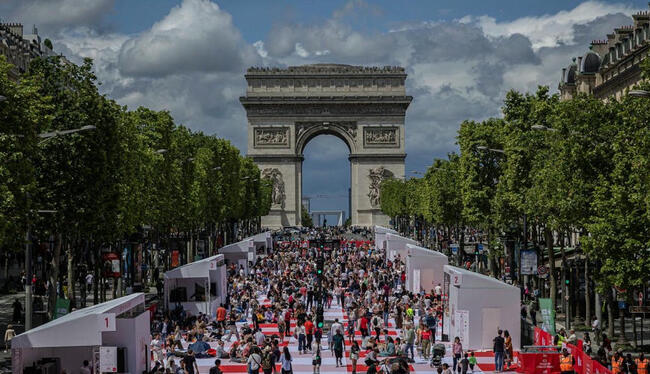 Le temps du tout voiture est révolu : comment Paris encourage-t-elle la marche et le vélo ?