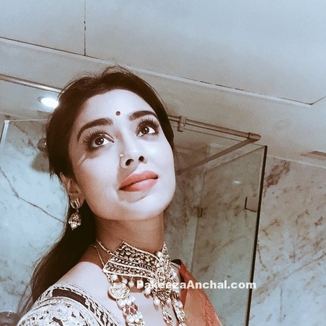 Shriya Saran's Bathroom Selfie Pics in Red Saree and Black Embroidered Blouse | Indian Fashion Updates | Scoop.it