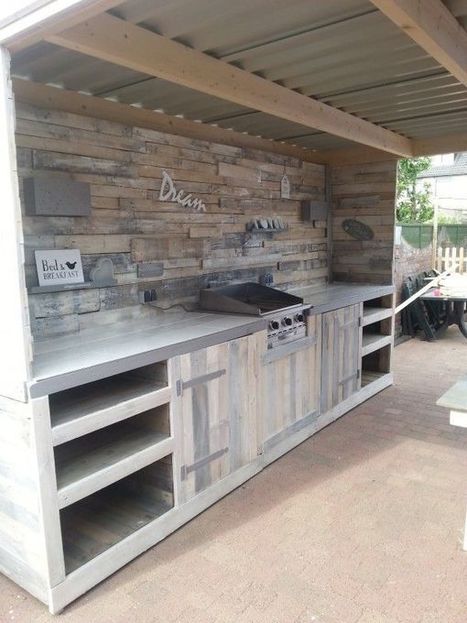 Pallets Outdoor kitchen | Recyclart' Love the cupboard doors, Wonder why to find the hinges??? - Gardening Life Today | Outdoor Kitchen | Scoop.it