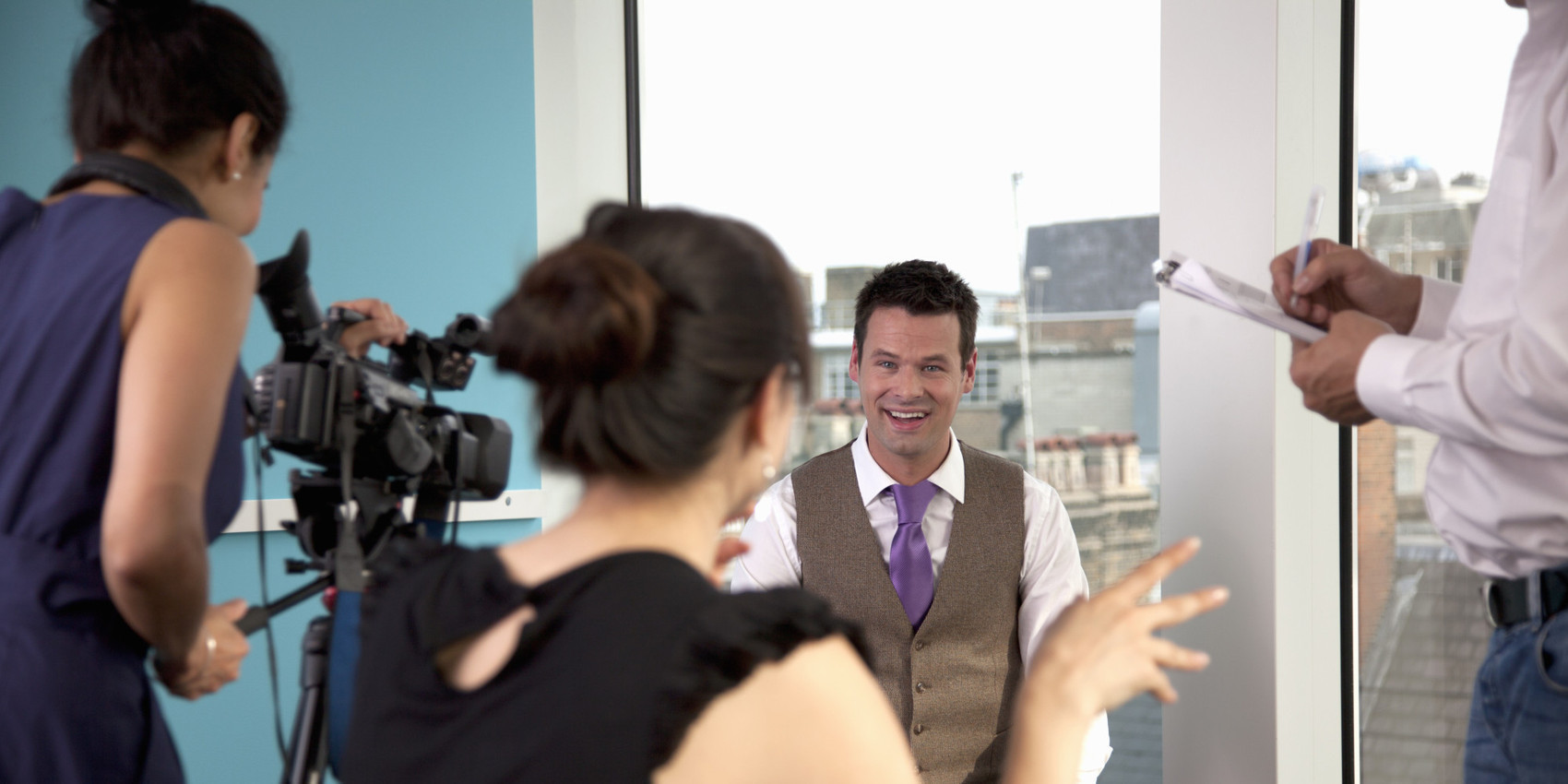 Съемка интервью. Девушка берет интервью. Съемка интервью. Интервью на телевидении. Политическая журналистика.