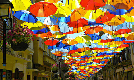 Des centaines de parapluies multicolores en lévitation à Águeda au Portugal | Landart, art environnemental | Scoop.it