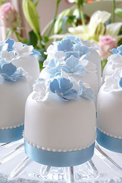mini cakes hydrangeas idea Rachelles Beautiful Bespoke Cakes | Candy Buffet Weddings, Favors, Events, Food Station Buffets and Tea Parties | Scoop.it